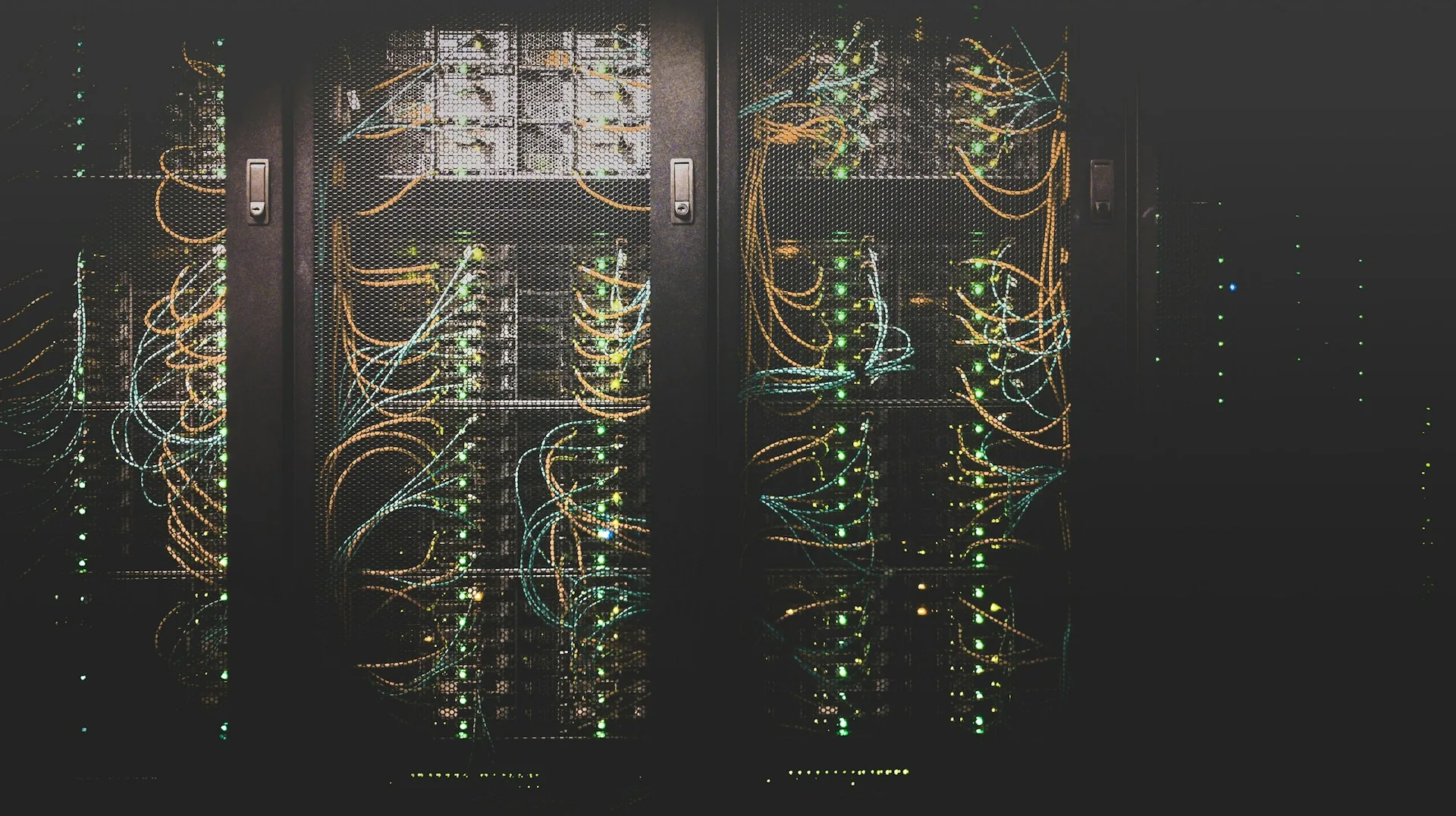 Server infrastructure in a data centre aisle